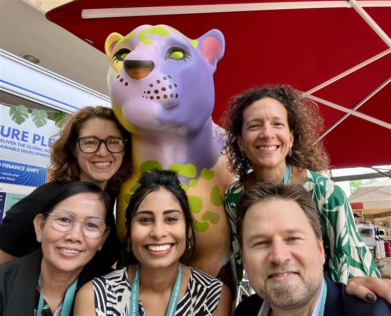 Using art to highlight the connections between humans &amp; nature, <a href="/UNDP/">UN Development</a> Nature team brought 2 full size jaguar sculptures to #COP16Colombia.

Through the eyes of an artist who draws on her culture &amp; ancestry, to remind us that we must make #PeaceWithNature: ow.ly/TpzL50TTGvW