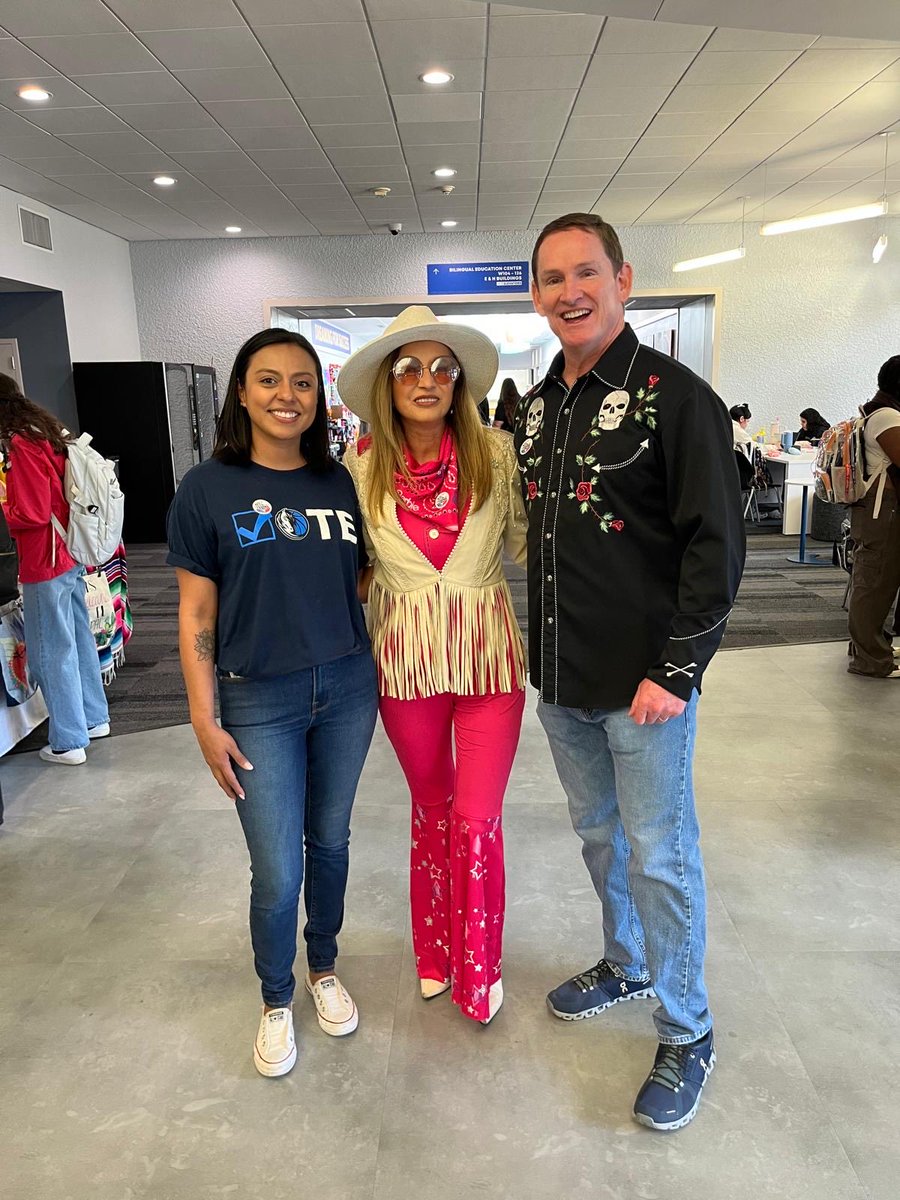 drelbagarcia's tweet image. Great turn out to get out the vote at Mountain View College. #DCDP