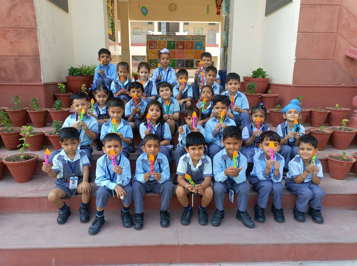 Diwali 🎇 is the festival of lights. Little Champs of Grade LKG made beautiful candles on the occasion of Diwali. 
<a href="/pkdhillon08/">ParamjeetKaurDhillon</a> 
<a href="/JyotiBh28005578/">Jyoti Bhardwaj</a> 
<a href="/KajalSh97224712/">Kajal Sharma</a> 
<a href="/KnpsIndia/">KNPS Phagwara India</a> 
<a href="/SDG2030/">SDG2030</a>