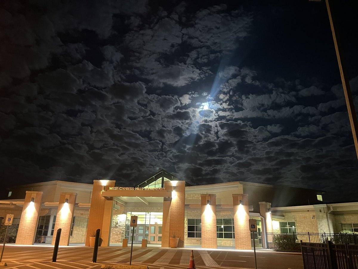 MsRowe6's tweet image. 🌙 Early Morning Magic 🌙 Captured a beautiful view of our school with the moon still glowing in the sky! There’s something special about these quiet early hours before our students arrive ready to learn and grow. 🌅💙 #SchoolDayBeginnings #MorningMagic #LakeTravisISD