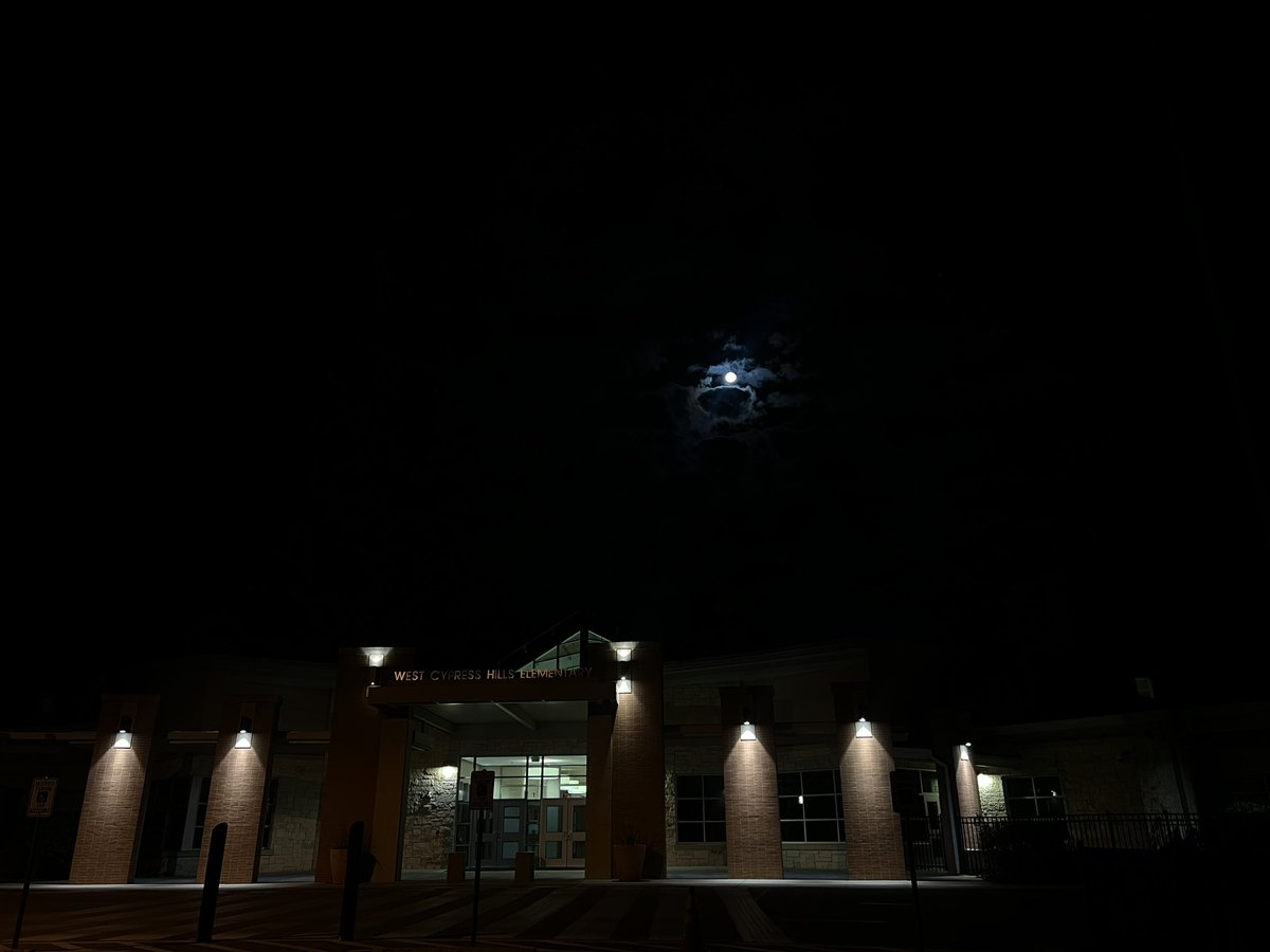 MsRowe6's tweet image. 🌙 Early Morning Magic 🌙 Captured a beautiful view of our school with the moon still glowing in the sky! There’s something special about these quiet early hours before our students arrive ready to learn and grow. 🌅💙 #SchoolDayBeginnings #MorningMagic #LakeTravisISD