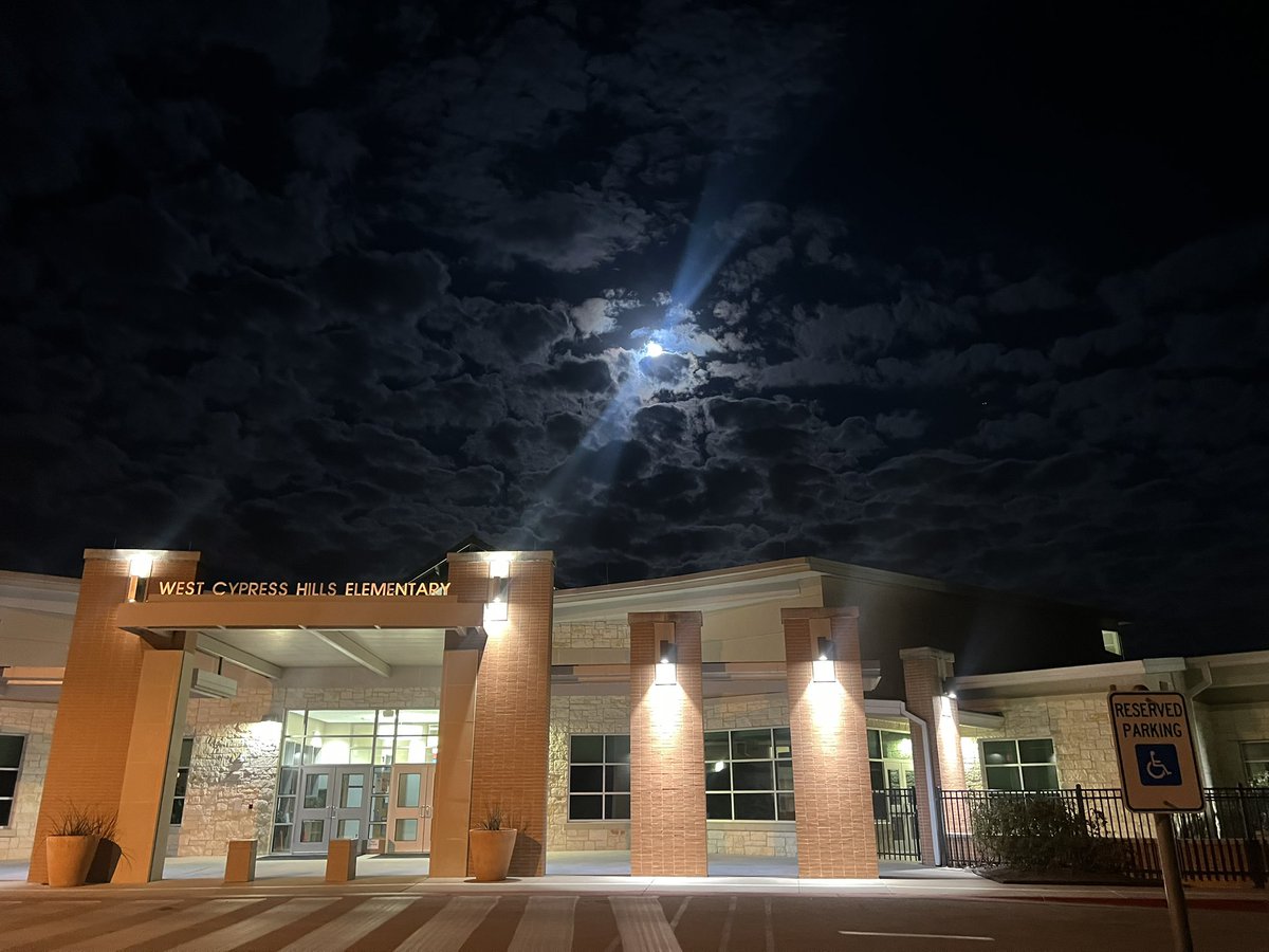 MsRowe6's tweet image. 🌙 Early Morning Magic 🌙 Captured a beautiful view of our school with the moon still glowing in the sky! There’s something special about these quiet early hours before our students arrive ready to learn and grow. 🌅💙 #SchoolDayBeginnings #MorningMagic #LakeTravisISD