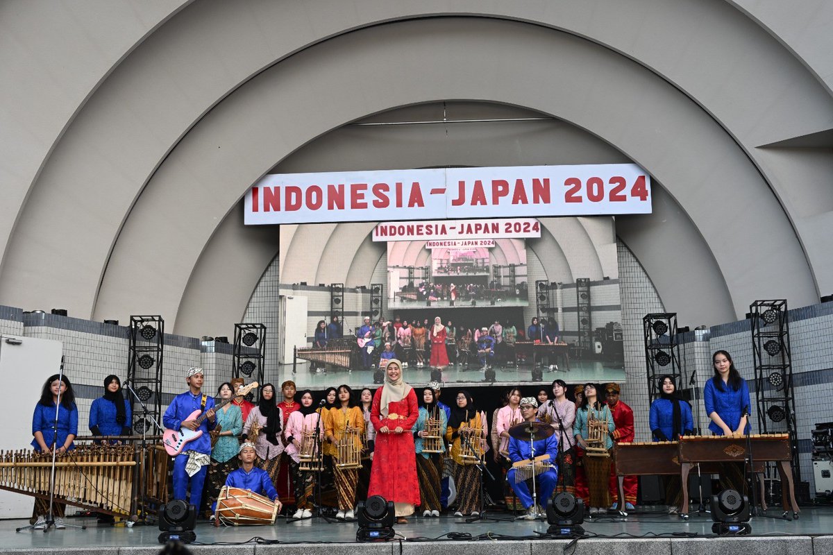 silntokyo's tweet photo. Tim Angklung / アンクルン部

(1) 8/18 サンパール荒川東京（Indonesian Art Fair）
(2) 8/24 東京富士美術館（Tokyo Fuji Art Museum）
(3) 10/12 関東国際高校（Kanto International High School）
(4) 10/19 日本インドネシア市民友好文化フェスティバル（Indonesia-Japan Freindship Festival) https://t.co/xuZRglDS6B
