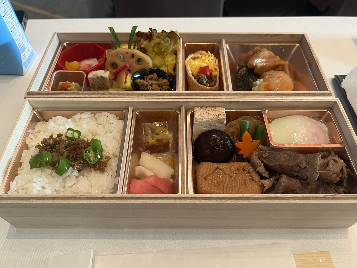 yo_usei's tweet photo. ささやかながらランチを〜とか言うからサンドイッチでもくれるんかと思ったらバカでかい豪華弁当出てきて引いてる。参加費無料やのに。おいしいですありがとうVeeva🧡 https://t.co/rfn3L4O2Cu