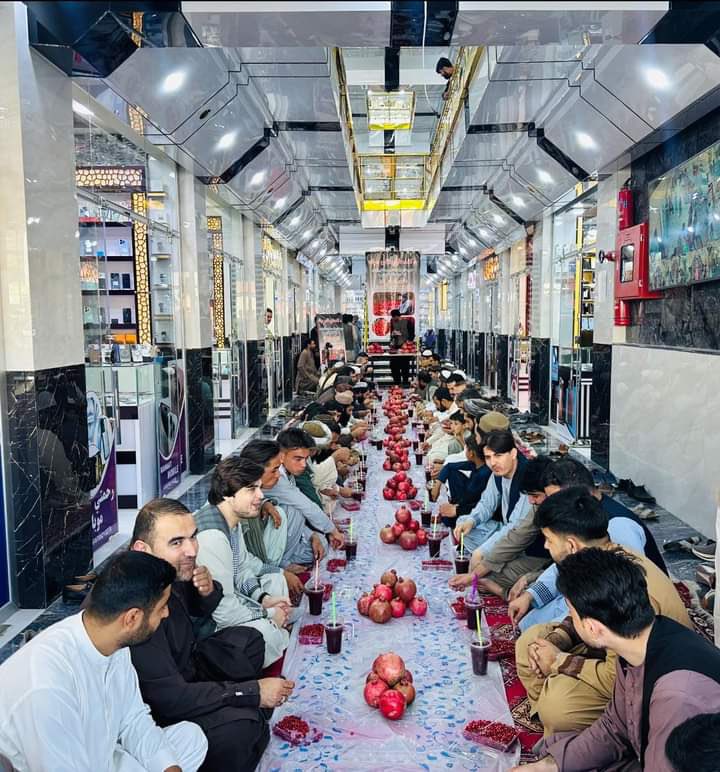 شباب قندهار يجتمعون تحت وسم #نُزهة-الرُّمان دعماً للمنتجات الأفغانية والقطاع الزراعي .

الجدير بالذكر أن أمير المؤمنين أمر باستخدام الثمار والمنتجات الأفغانية بدلاً من المنتجات المستوردة في الدوائر الحكومية وقاعات المناسبات والأفراح والأعراس دعماً للقطاع الزراعي .