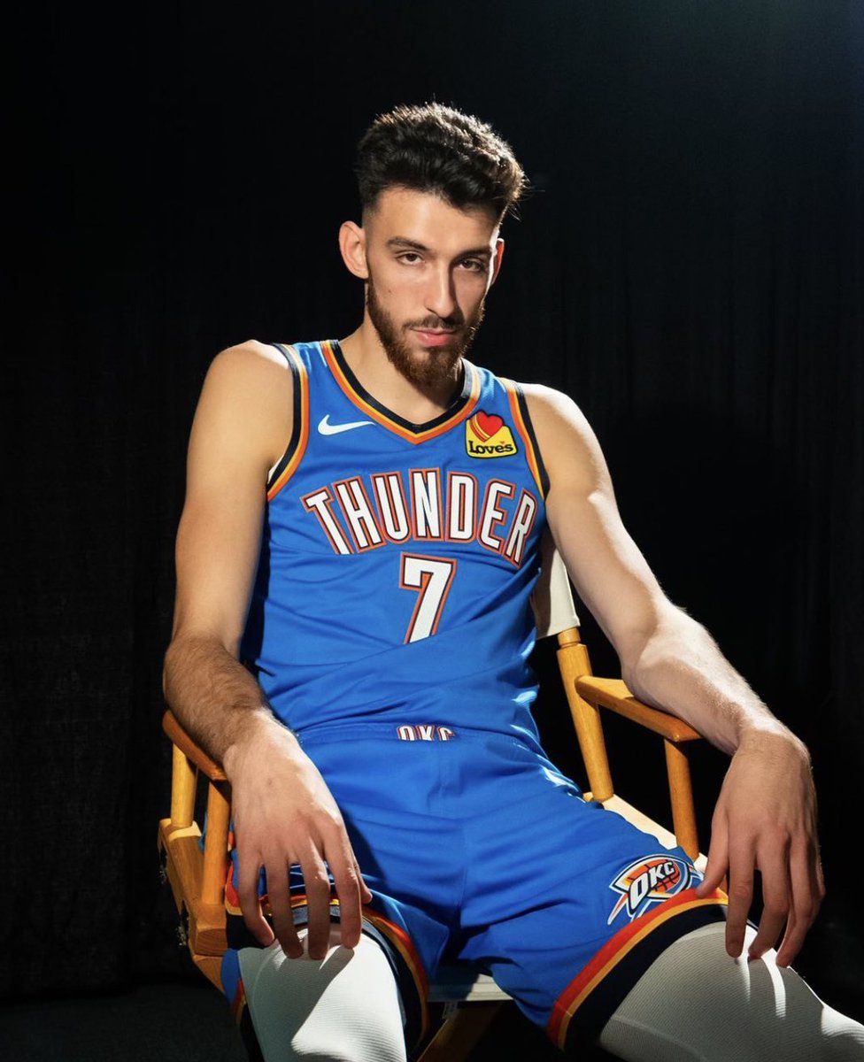 TheHoopCentral's tweet image. Chet Holmgren vs. Victor Wembanyama tonight:

Chet
19 PTS - 5 REB - 2 BLK - 70% FG

Wemby
6 PTS - 8 REB - 3 BLK - 20% FG