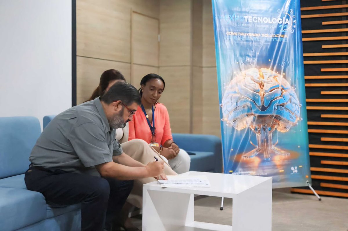 🏫<a href="/rogiord/">Roberto GIORDANO LERENA</a>, Decano de la FI <a href="/UFASTA/">Universidad FASTA</a>, dictó una clase de Proyectos de Desarrollo de Tecnología con impacto social para estudiantes de la carrera de Ingeniería en la <a href="/Unitecnareduco/">UNITECNAR</a> de Cartagena de Indias, Colombia. A su vez se firmó un convenio de cooperación.