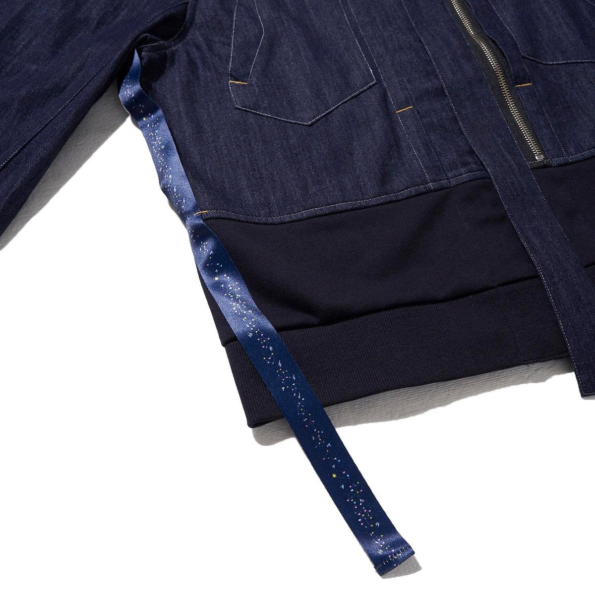 TAKALAKA_MASAKA's tweet photo. TAKALAKA Xmas2024 WINGLE 商品詳細

♢ITEM：WINGLE X'MAS SP DENIM JACKET

【受注期間】
2024年11月2日(土)19:00~
2024年11月11日(月)23:59:59
【発送予定】
2024年12月20日までに発送予定

さらに詳しい情報はこちらから💁
https://t.co/5Xj3VmJWYq https://t.co/GStrFQdmlW