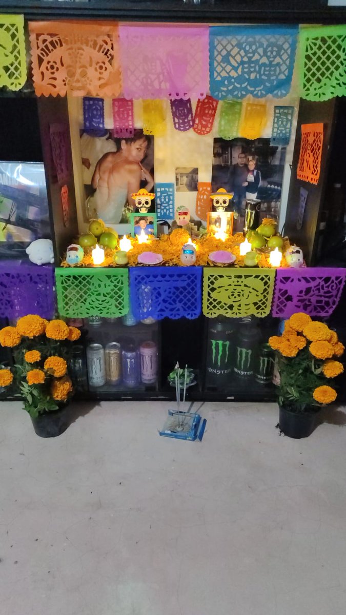 The day of the visit of my loved ones who have departed from this world is approaching. This is the altar that I have prepared with much love for them.💖
Felíz Día de muertos.