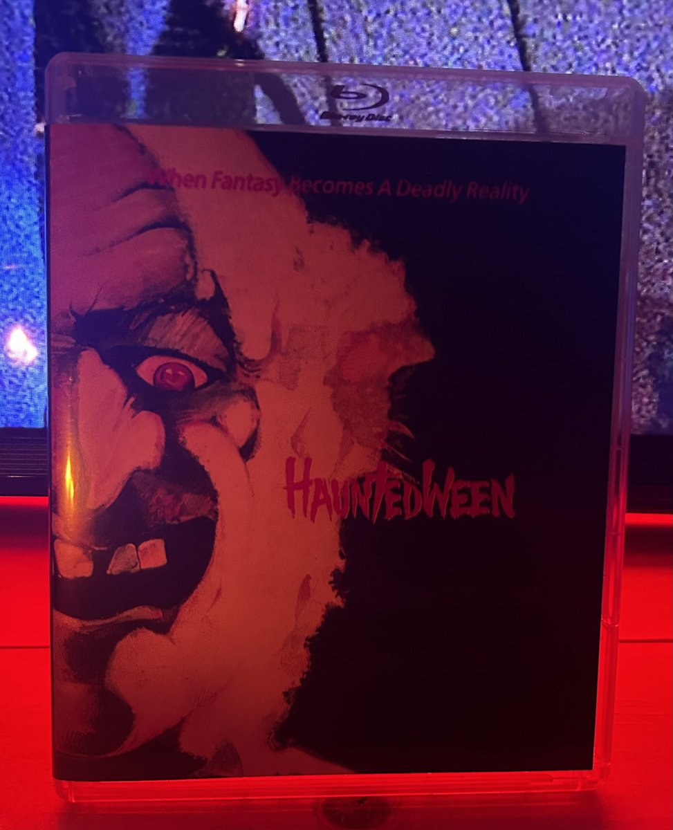 faceonyourface's tweet image. #61DaysOfHalloween 𝔻𝕒𝕪 𝟝𝟜 🎃
Hauntedween (1991) 🏚️

Great addition to Vinegar Syndrome’s Home Grown Horrors set. This’ll be a yearly spooky season watch for me. 
#Hauntedween #HorrorCommunity #MutantFam