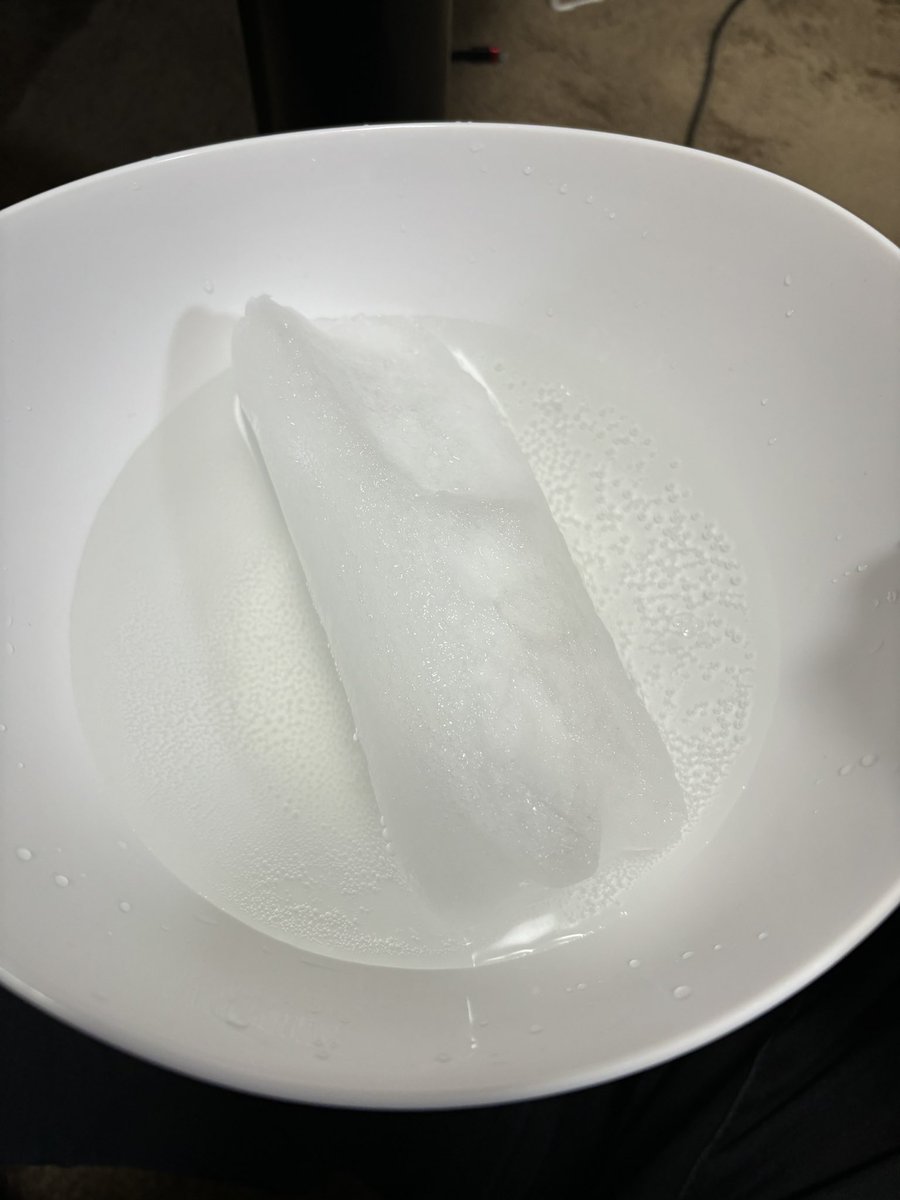 denen_kenshiro's tweet photo. 禁煙158日目！

炭酸水を冷やそうと冷凍庫に入れてたら凍ってしまった、、。
ので、ダイナミックレモンサワー！ https://t.co/TLeASvSKwe