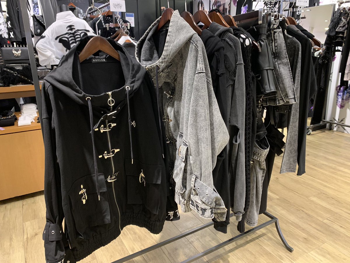 travas_yokohama's tweet photo. こんにちは！
TRAVAS 横浜ビブレ店オープンしております!

11:00〜21:00

大人気の商品が沢山再入荷しました！
厚底も種類が揃ってきたので、新作も含め、是非見に来てください👟🌟

本日も元気にお待ちしております!

#TRAVAS #TRAVASTOKYO #REFLEM  #TRAVAS横浜 #関東 #YOSUKE https://t.co/reIGxcCrV0