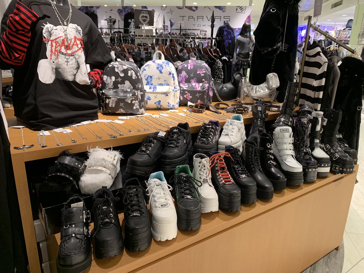 travas_yokohama's tweet photo. こんにちは！
TRAVAS 横浜ビブレ店オープンしております!

11:00〜21:00

大人気の商品が沢山再入荷しました！
厚底も種類が揃ってきたので、新作も含め、是非見に来てください👟🌟

本日も元気にお待ちしております!

#TRAVAS #TRAVASTOKYO #REFLEM  #TRAVAS横浜 #関東 #YOSUKE https://t.co/reIGxcCrV0