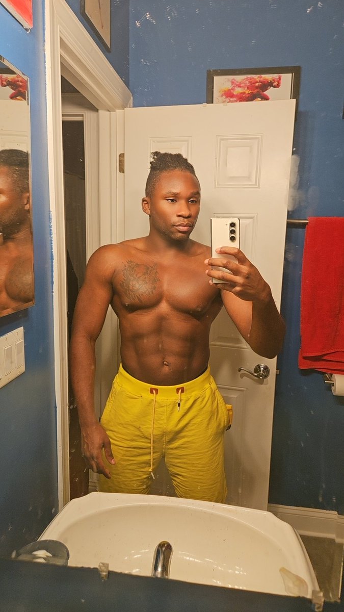 Ivana_Tequila's tweet photo. I am currently taking some notes from the @ItsGivinUnicorn gym book! #blackfitness #gymlife #bodyoftheday https://t.co/fAsVnuB7Sj