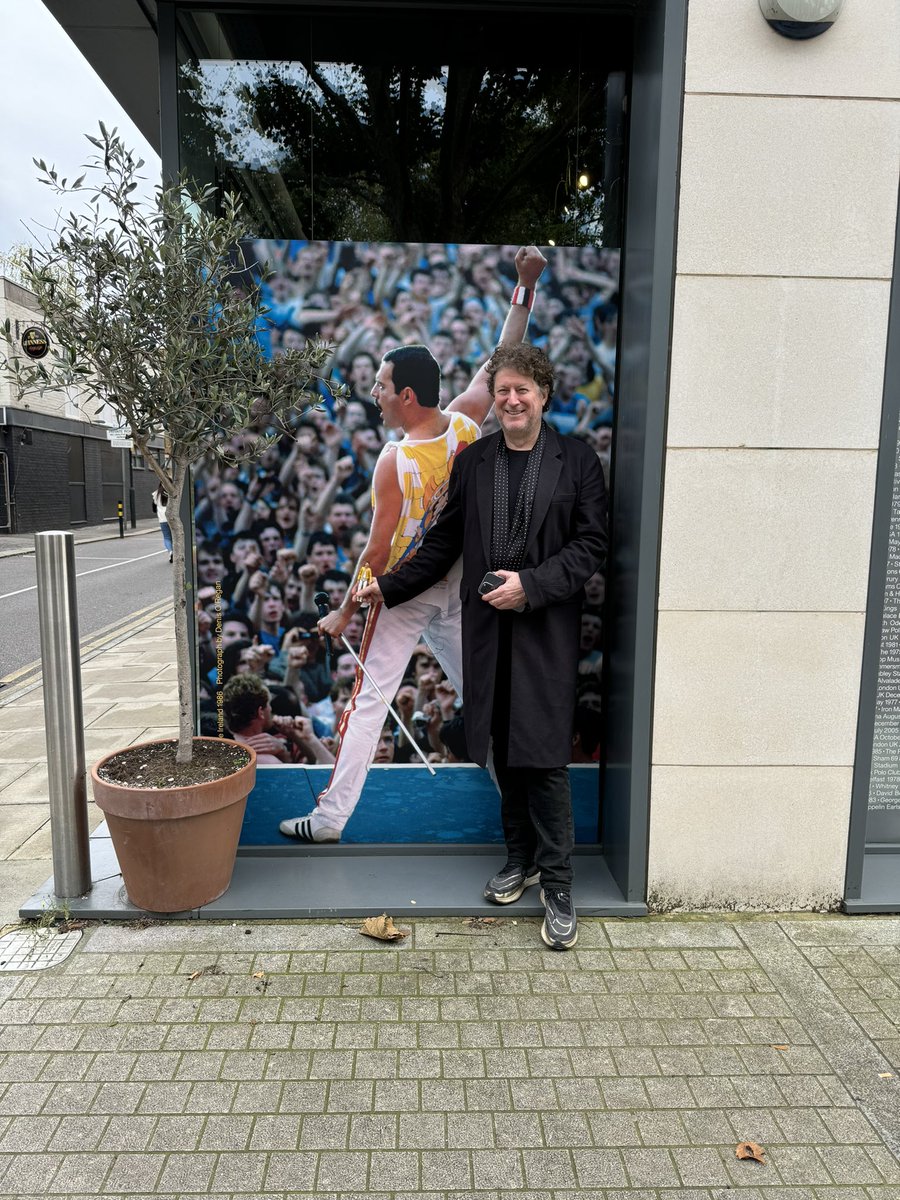 anato_one's tweet photo. Denis O’Regan Galleryへ。190cm超のDenisさん、ツアーに帯同中 #BrianMay と間違われる事もしばしあったそう🤭ギャラリーには見た事がない写真が数多くあり、音楽・アーティストを愛しているという彼が撮る写真からはその息づかいを感じられました
#QUEEN
#DenisO’Regan
#石角隆行
#佐久間英康 https://t.co/cU0tcY6Owv