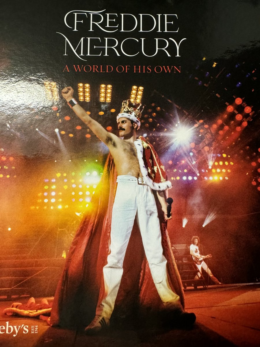 anato_one's tweet photo. Denis O’Regan Galleryへ。190cm超のDenisさん、ツアーに帯同中 #BrianMay と間違われる事もしばしあったそう🤭ギャラリーには見た事がない写真が数多くあり、音楽・アーティストを愛しているという彼が撮る写真からはその息づかいを感じられました
#QUEEN
#DenisO’Regan
#石角隆行
#佐久間英康 https://t.co/cU0tcY6Owv