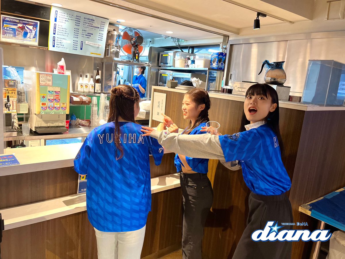 diana_ydb's tweet photo. 球場飯を買っていて得点シーンを見逃したが喜びを隠せない人たち

#地味ハロウィン #地味ハロウィン2024 #baystars #diana2024 https://t.co/dSdueKPQ4t