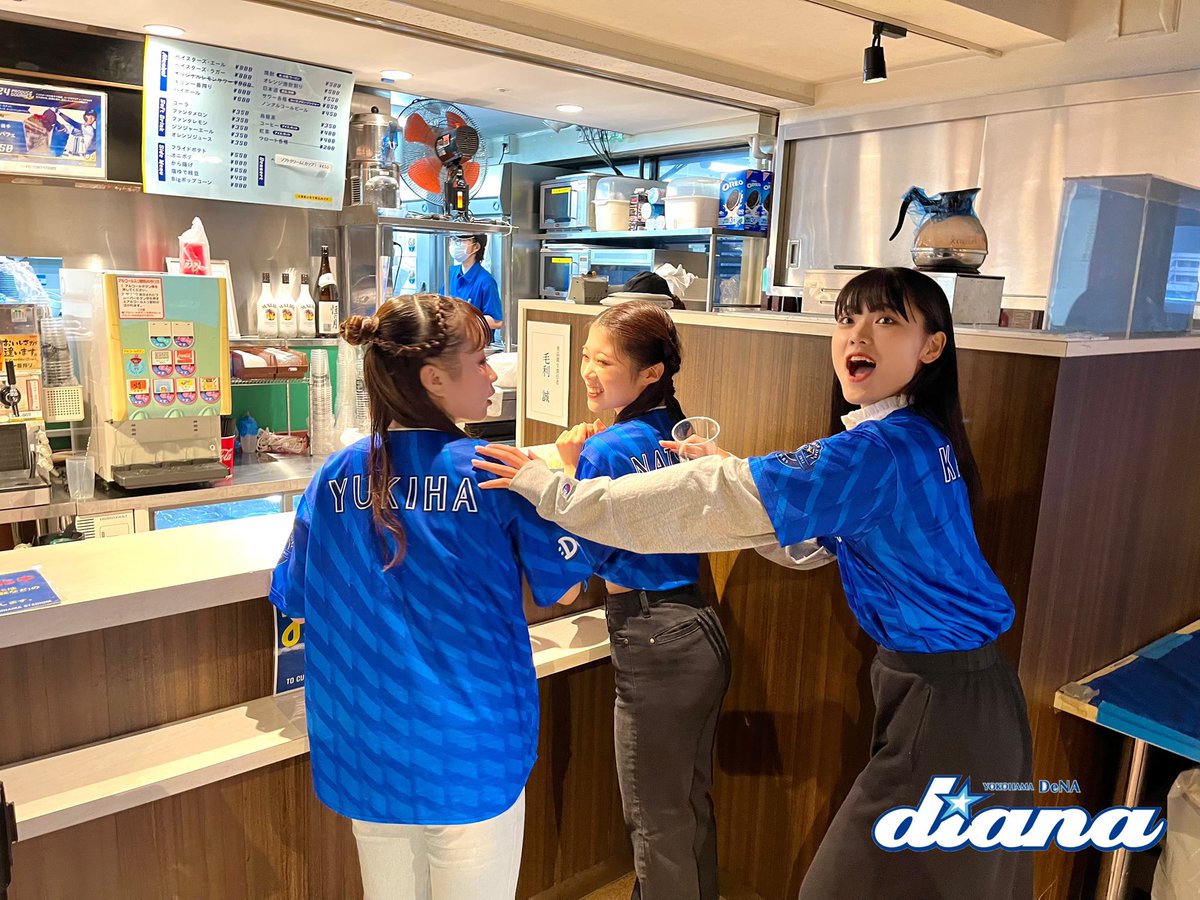 diana_ydb's tweet photo. 球場飯を買っていて得点シーンを見逃したが喜びを隠せない人たち

#地味ハロウィン #地味ハロウィン2024 #baystars #diana2024 https://t.co/dSdueKPQ4t