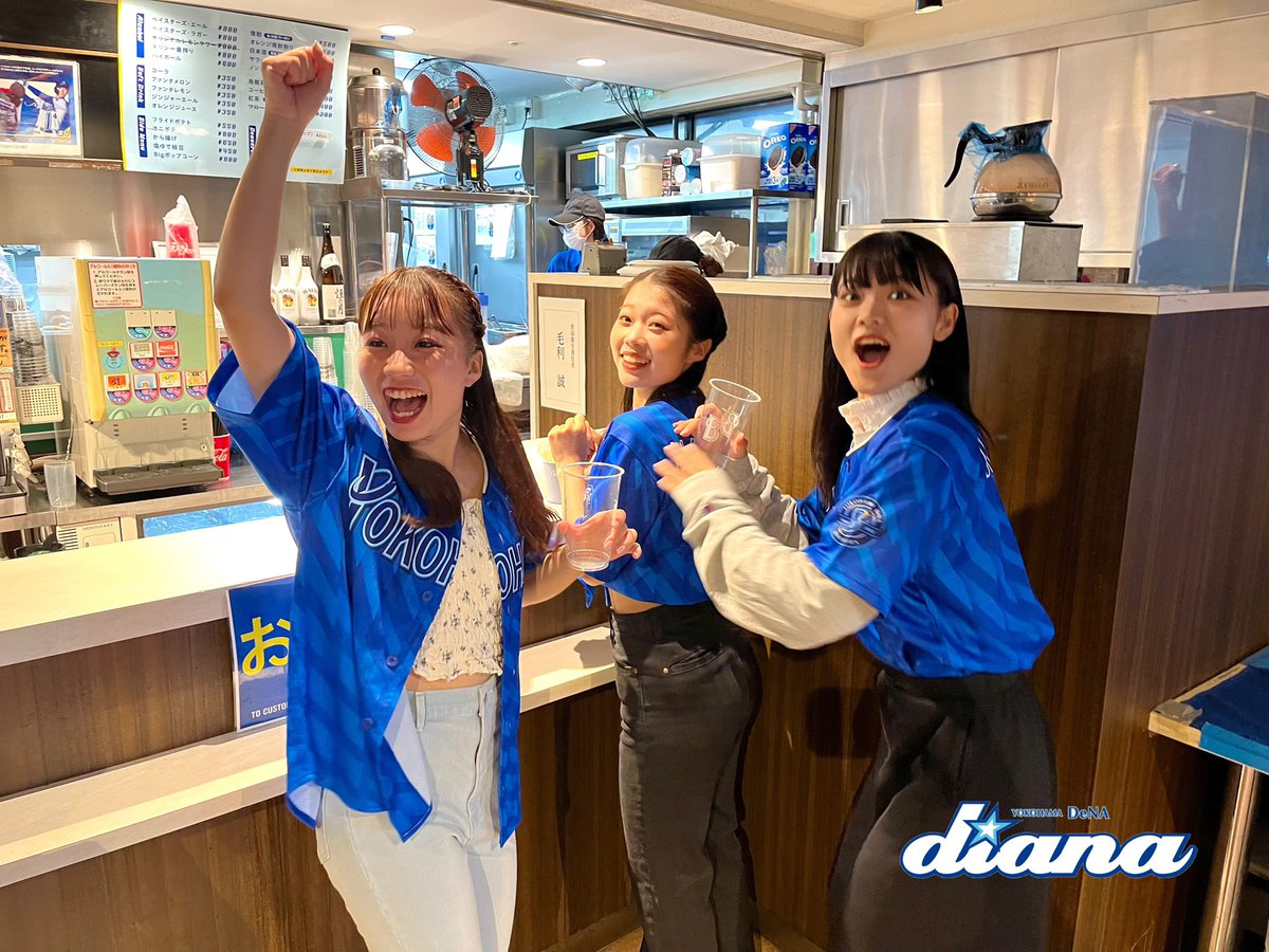 diana_ydb's tweet photo. 球場飯を買っていて得点シーンを見逃したが喜びを隠せない人たち

#地味ハロウィン #地味ハロウィン2024 #baystars #diana2024 https://t.co/dSdueKPQ4t