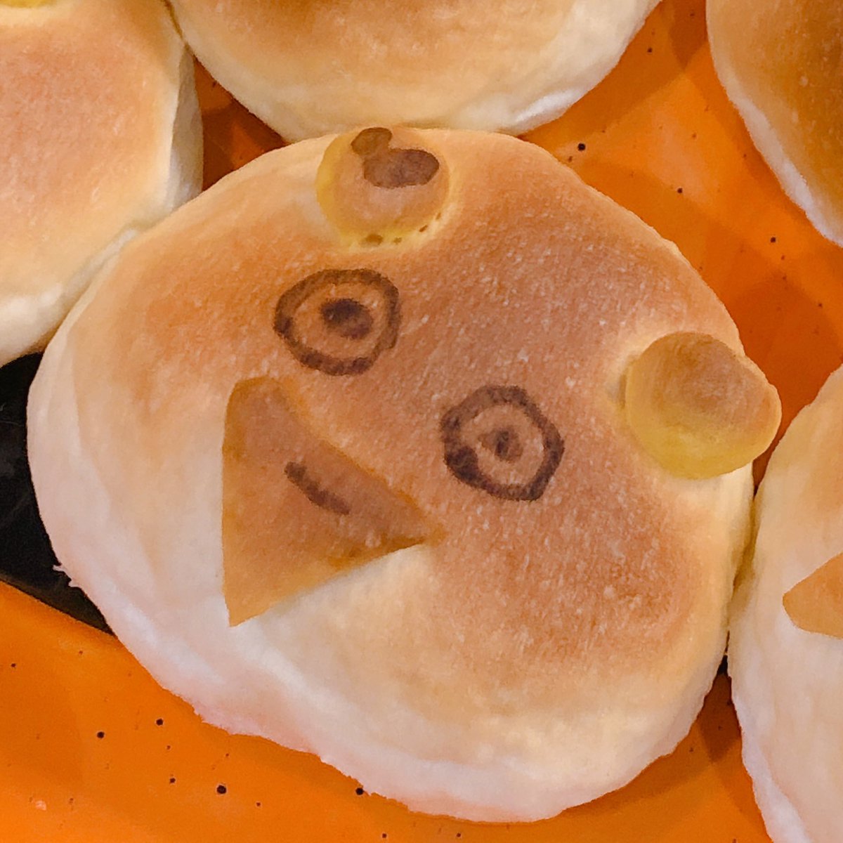 tokui_sorangley's tweet photo. みなさん！！！今年も #ハロくそパン が焼き上がりましたよ〜！！！！！
初心に帰って普通の手ごねパン🍞😋
ハロくそパン焼いて食べて！
これでもう大丈夫です！！！！！🎃❌❌

アイプリのアイムゥパンにしたかったんだけど似なかったwww😂
#ハロくそパン2024 https://t.co/wMGawqA58A