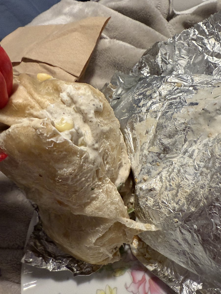 FrancesCollins2's tweet photo. @ChipotleTweets  no one knows how to wrap burritos no more? And it’s an ice cold tortilla! https://t.co/z0vLpaR5HD