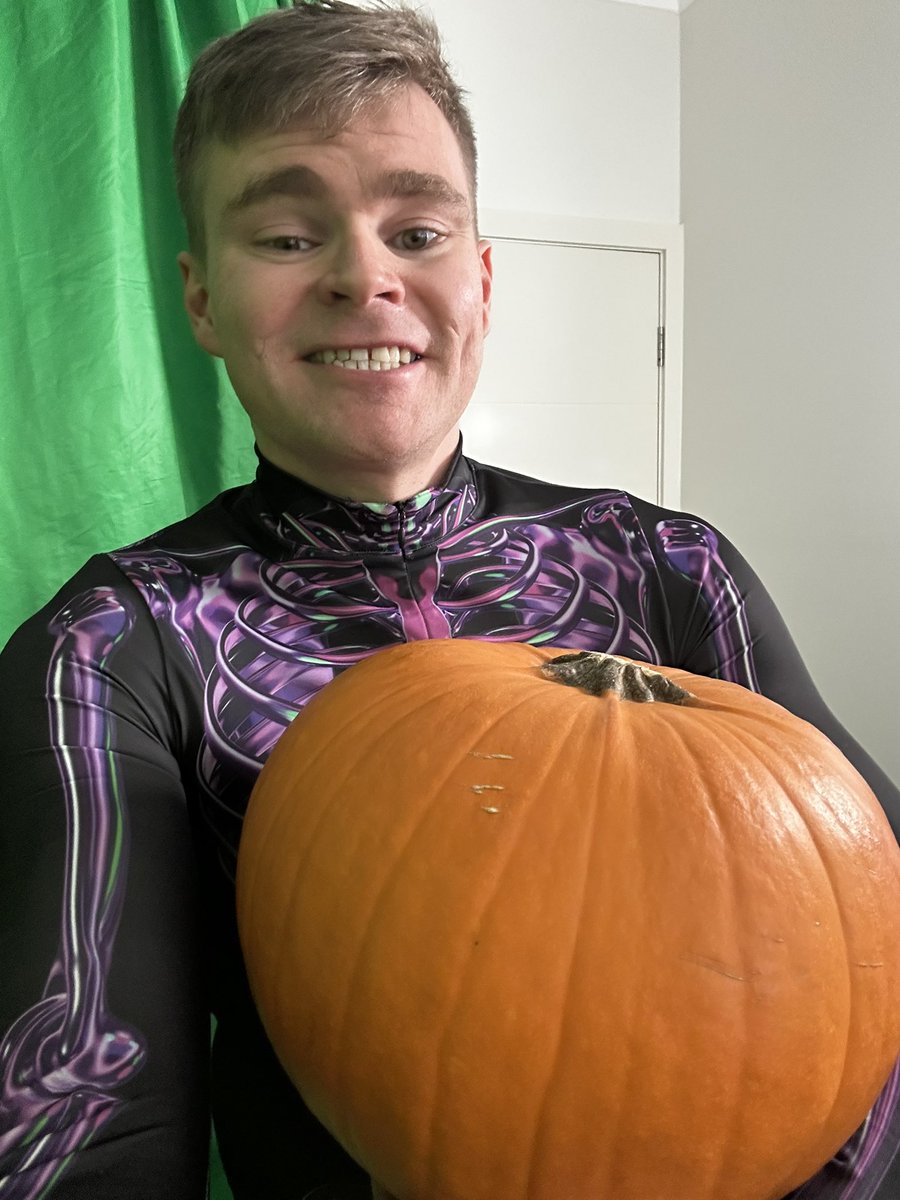 SlasherBoyVR's tweet image. 🎃Happy Halloween!🎃
Im carving a pumpkin live on Twitch now! 

Its good to be back! 🥰
#HappyHalloween #Halloween #pumpkincarving
