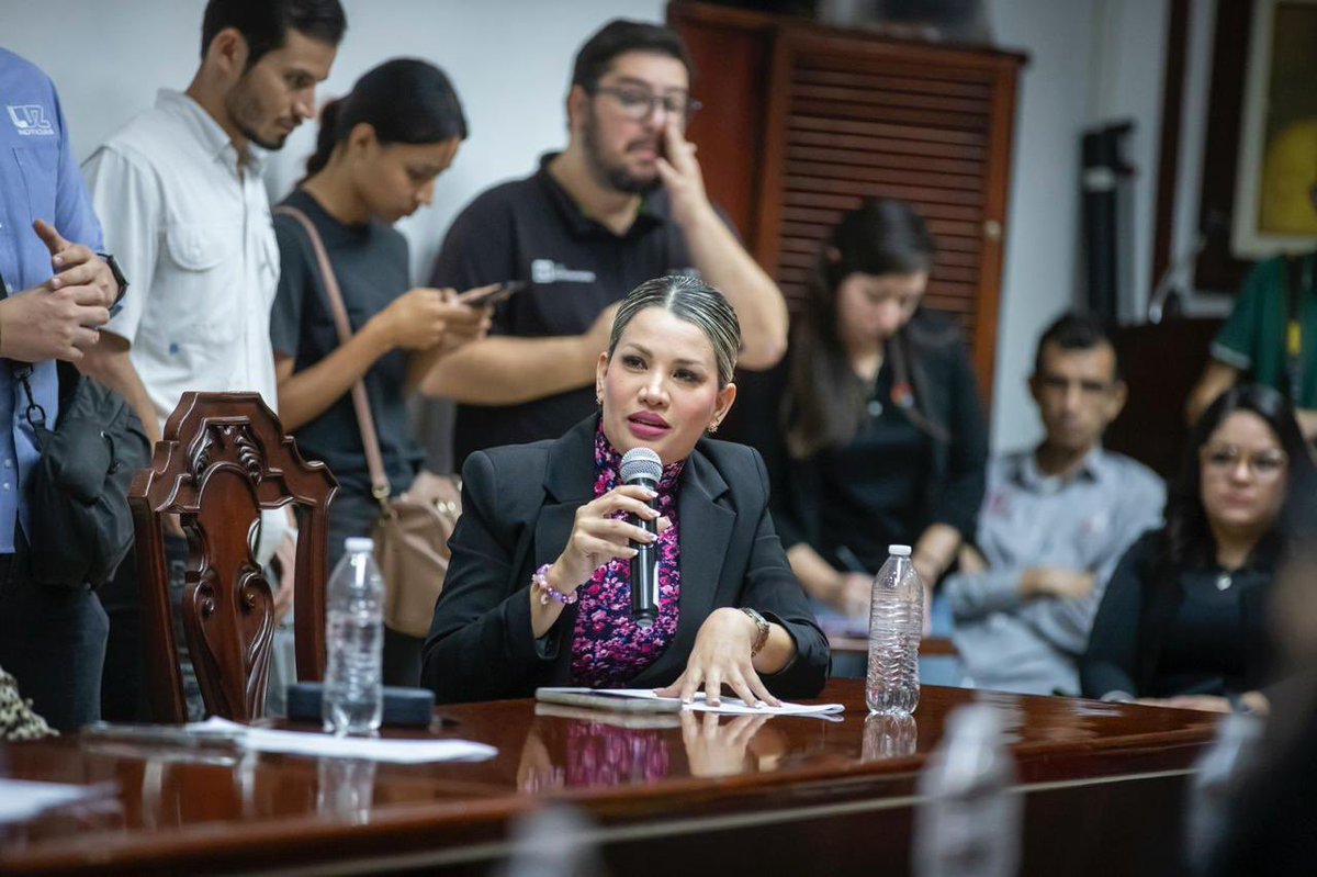 FlorHdezCln's tweet photo. Hoy, fue mi última sesión de Cabildo, gracias a todos por estos 3 años, por esta linda experiencia y sobre todo… ¡servirle a las y los culichis! Su amiga: #FlorHernández #RegidoraPRI🇲🇽 #AyuntamientodeCuliacán ✅🙋🏼♀️ https://t.co/VjzE5m8HpC