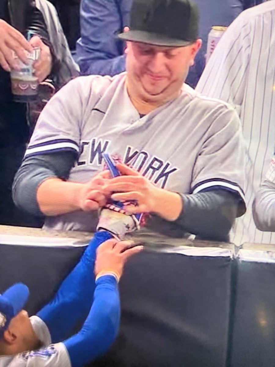 God Don’t like Ugly……people 

#WorldSeries #Dodgers #Yankees