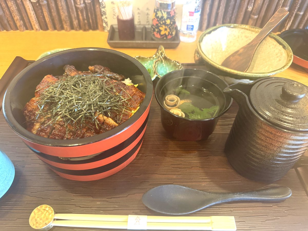 ひつまぶし食べてきたよ🥢
女将が癖強すぎた笑
いいお昼になりました😊
