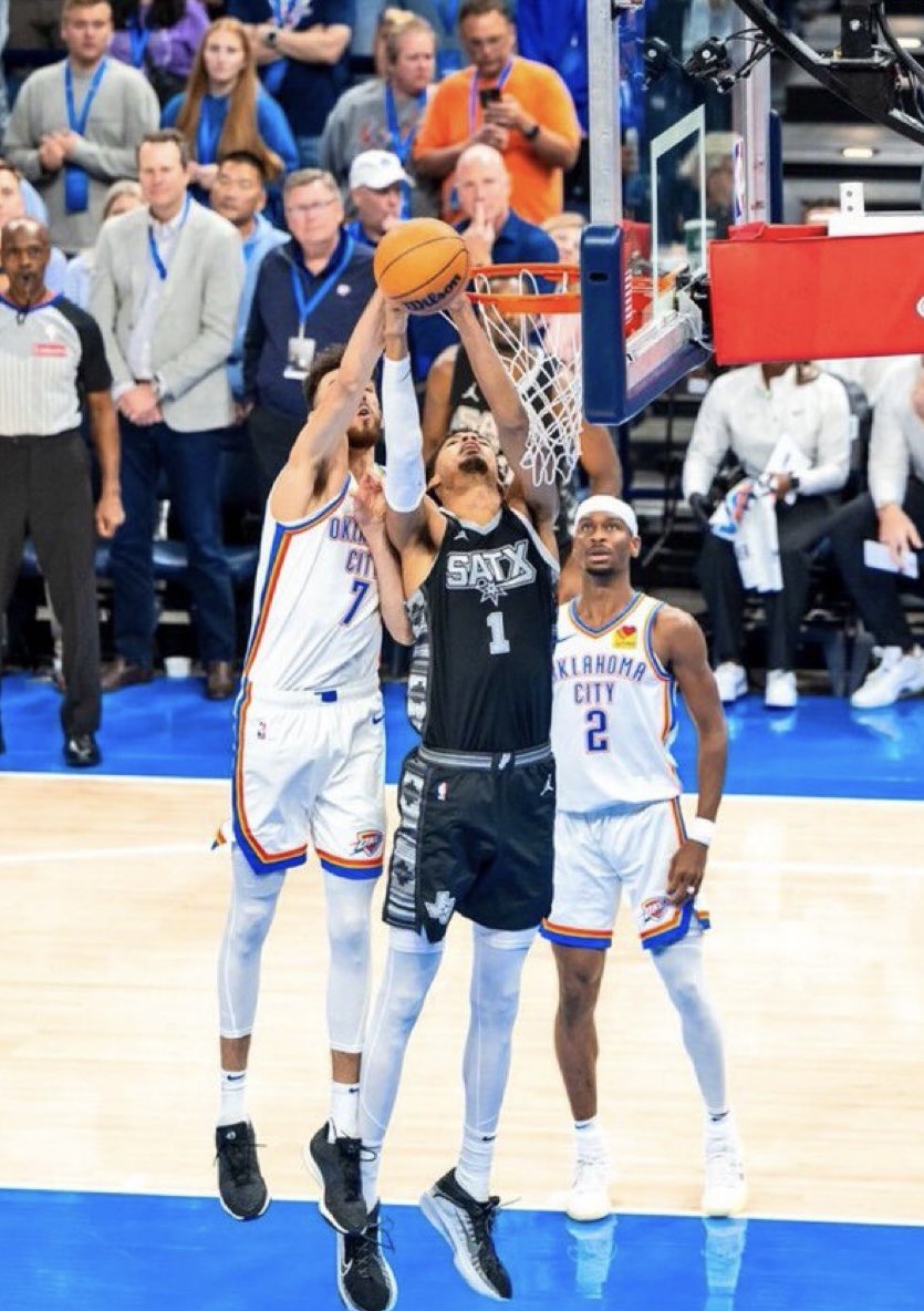 SkyedOKC's tweet photo. Shai witnessing a 🦄 block an 👽 https://t.co/9Oy7FtcVuP