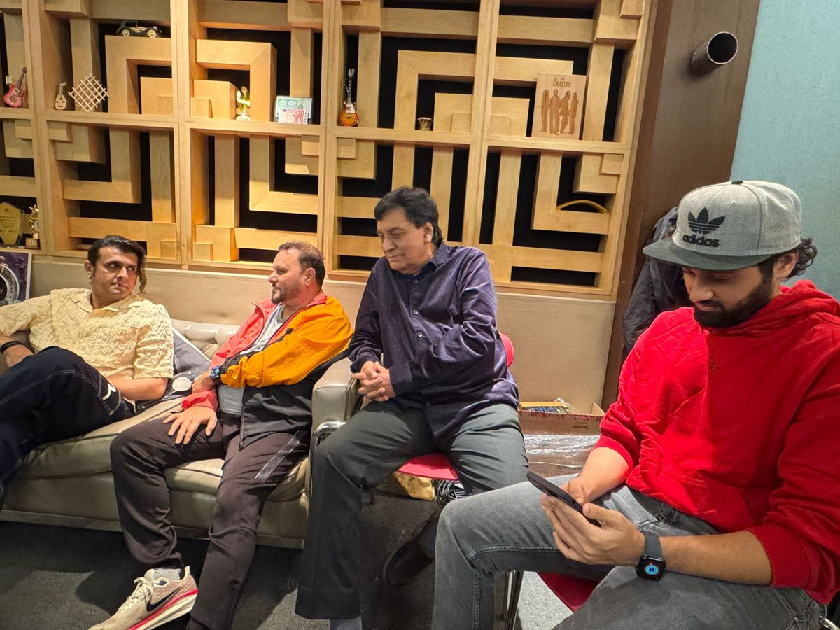 Anilsharma_dir's tweet photo. “यादों के झरोखे से” 
my most fav song for #VANVAAS .. yesterday SONU NIGAM  sung ..
दीपावली के अवसर पर सुरों के सुरीले आनंद में हम खूब डूबे ..
आप भी आनंद लें दीपावली की ख़ुशियाँ परिवार के संग खूब मनायें .. दिवाली 🪔 शुभ हो 🙏🪔💐
@Mithoon11 @SayeedQuadri2  #SONUNIGAM @iutkarsharma
