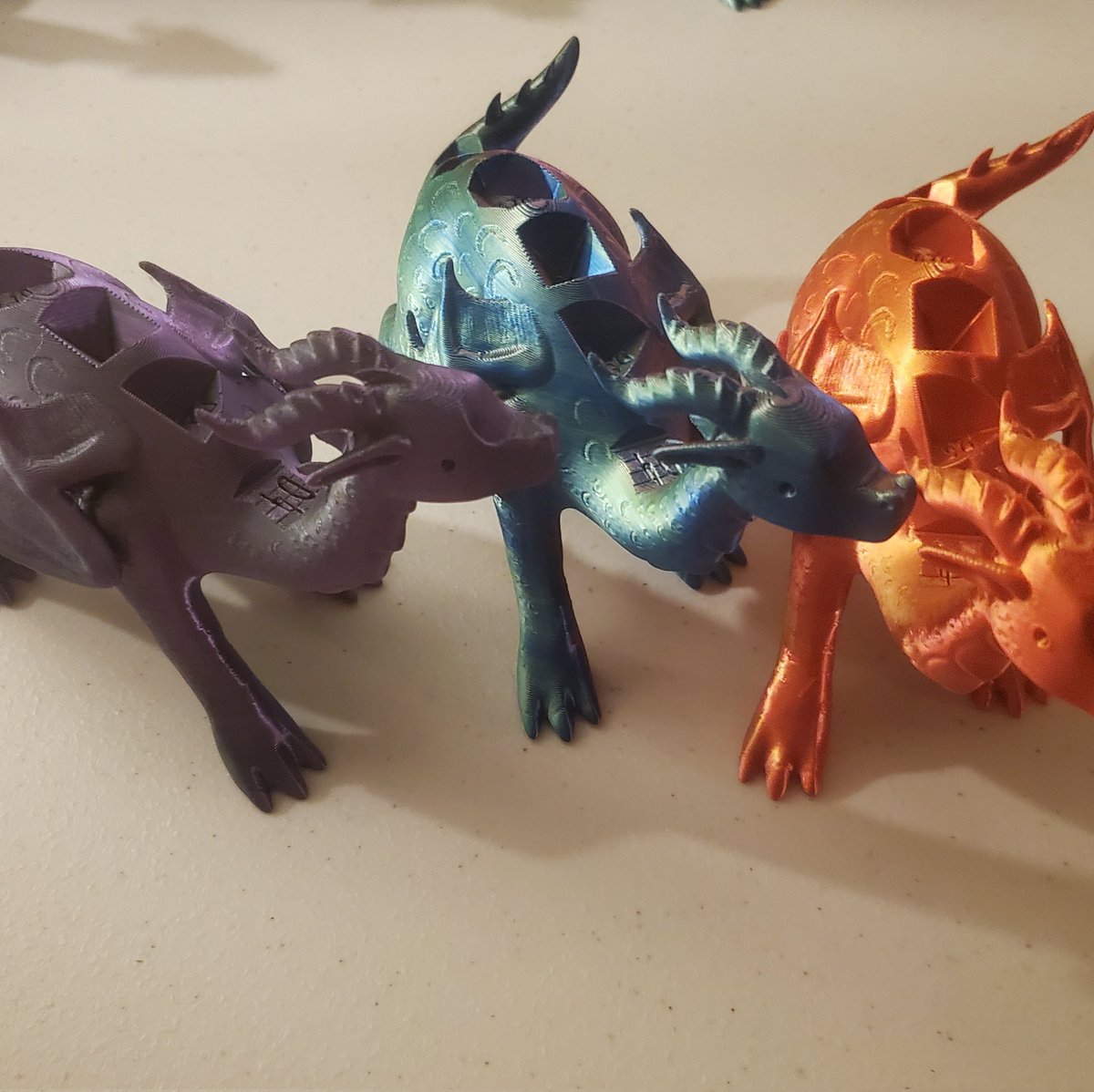 DarkerHorseArt's tweet photo. Little guy alert! We are now licensed to sell Pollly the Pollyhedragon, a dice display stand modeled by the talented @Rach_Makes ! Working on our various colorways now, keep an eye out for the announcement of the listing!

#dicemaking #dice #3dprinting #dragon #queerart https://t.co/Mggwyybgrd