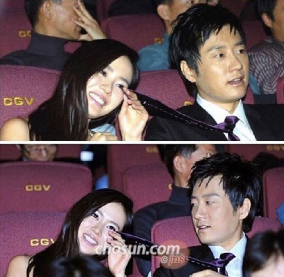 김명민 넥타이로 눈물 닦는 손예진 이라는 명사진을 남긴 영화 ...ترجمة المنشور