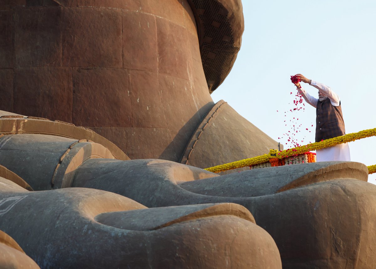 narendramodi's tweet photo. Paid homage to Sardar Vallabhbhai Patel at the Statue of Unity in Kevadia. India is deeply motivated by his vision and unwavering commitment to our nation. His efforts continue to inspire us to work towards a stronger nation. https://t.co/tMBR03HiHo