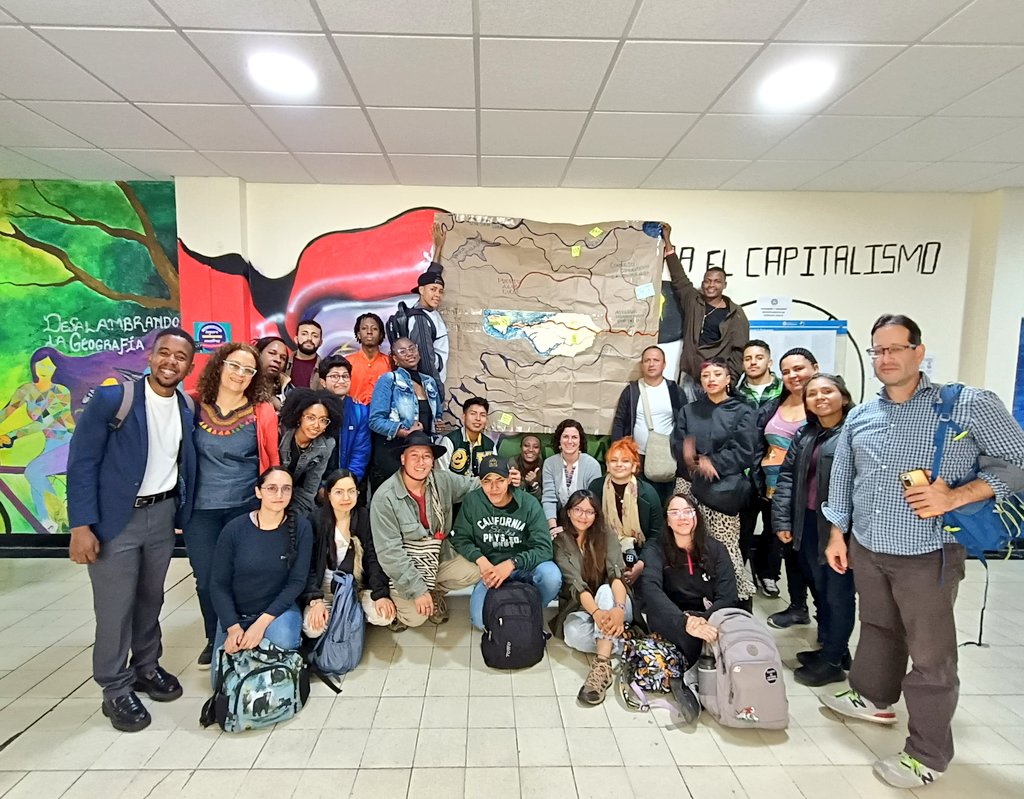 ConpazCol_'s tweet photo. #Bogotá | Desde la delegación de @ConpazCol_ 🌈 #PaZificoDiversa de #Buenaventura, agradecemos a l@s estudiantes de la Licenciatura en Ciencias Sociales de la Universidad Pedagógica Nacional (@comunidadUPN) y a la profesora Natalia Caruso por brindarnos un espacio para compartir el contexto de violencias que vivimos en el principal puerto de Colombia y nuestras iniciativas de paz desde el territorio.

🙌🏾  ¡Gracias por su escucha y el compartir!

#PazTerritorial #PazDiversa #ConstrucionDePaz

@FulbrightCol @drexelpubhealth @DrexelUniv @Peace_Presence