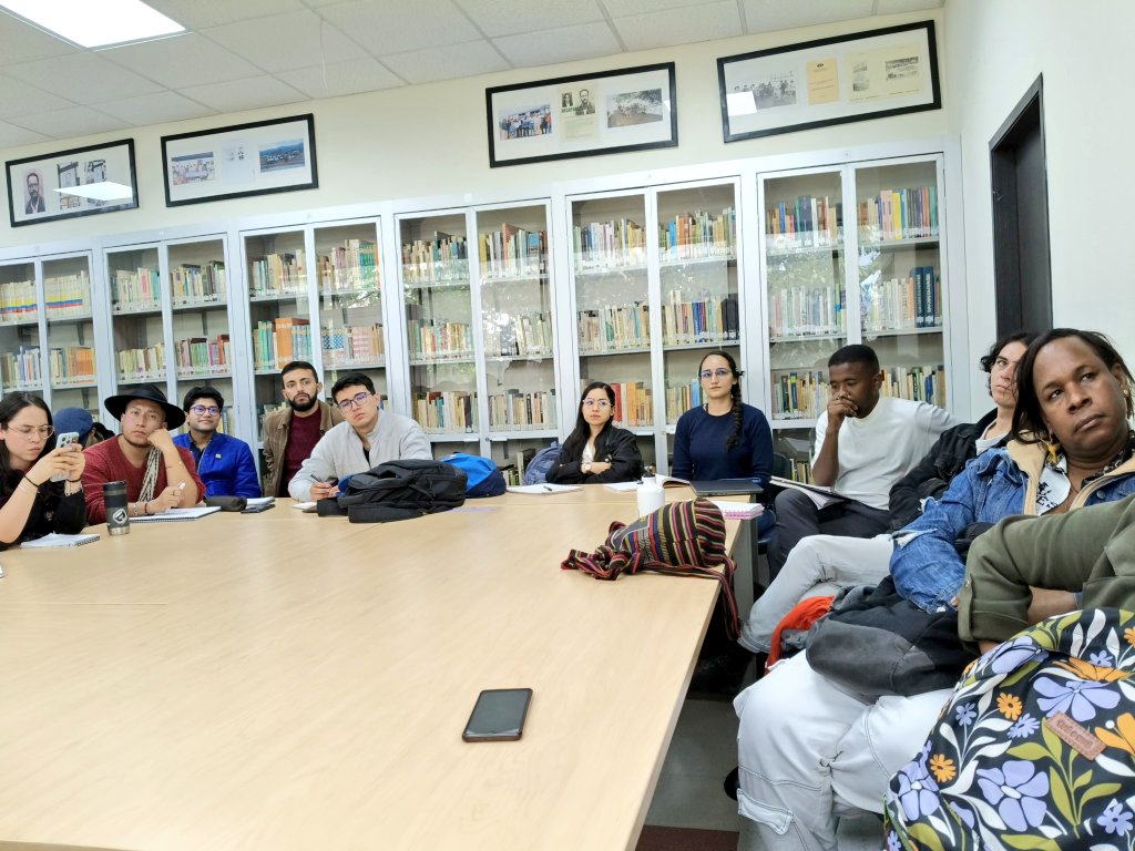 ConpazCol_'s tweet photo. #Bogotá | Desde la delegación de @ConpazCol_ 🌈 #PaZificoDiversa de #Buenaventura, agradecemos a l@s estudiantes de la Licenciatura en Ciencias Sociales de la Universidad Pedagógica Nacional (@comunidadUPN) y a la profesora Natalia Caruso por brindarnos un espacio para compartir el contexto de violencias que vivimos en el principal puerto de Colombia y nuestras iniciativas de paz desde el territorio.

🙌🏾  ¡Gracias por su escucha y el compartir!

#PazTerritorial #PazDiversa #ConstrucionDePaz

@FulbrightCol @drexelpubhealth @DrexelUniv @Peace_Presence