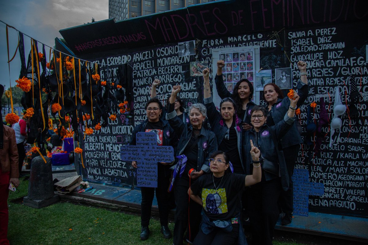 elsolde_mexico's tweet photo. 🟣👤El colectivo Tetas y Rayas realizó un memorial a las mujeres que perdieron la vida por el cáncer de mama en la Glorieta de las Mujeres que Luchan en la CDMX.

https://t.co/8V30Vf3wMY

📸Nadya Murillo | El Sol de México https://t.co/TDMbtDy5T6