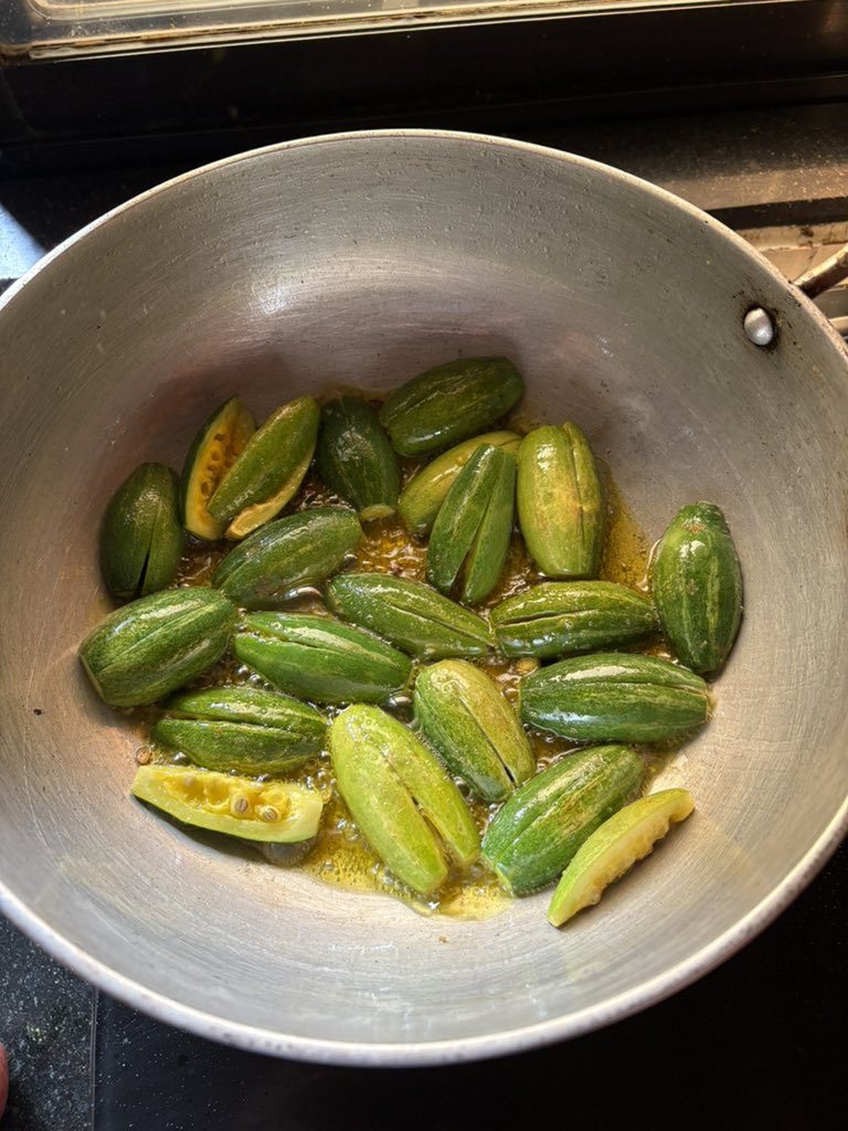indimasala's tweet photo. The Bihari sabji #1 Alu-Parval
Very few cultures treat this vegetable with so much importance or reverence!
It’s also a metaphor for luxury in life- “Bada ailan paror khaye wala” 😆
#Parval #Pointedgourd #Biharifood @biharfoundation @hussainsadaf1 https://t.co/AgzsbGCX9D