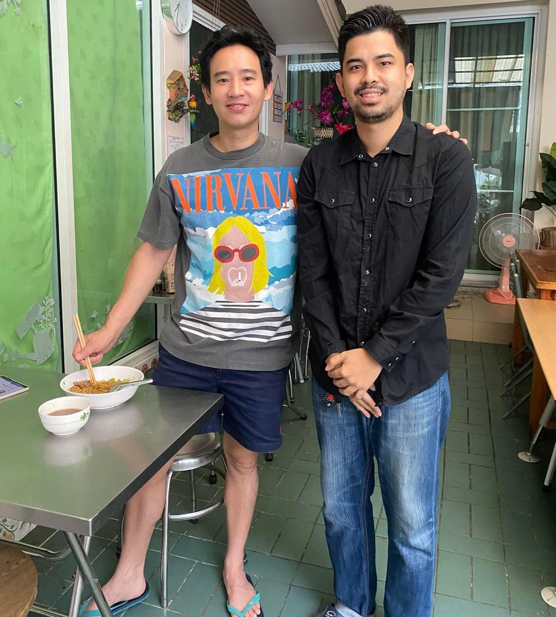 MemeForward's tweet photo. รูปแรกเท่มากชาวร็อคเว่อ พอซูมออก 55555 https://t.co/ylA9gWff1g