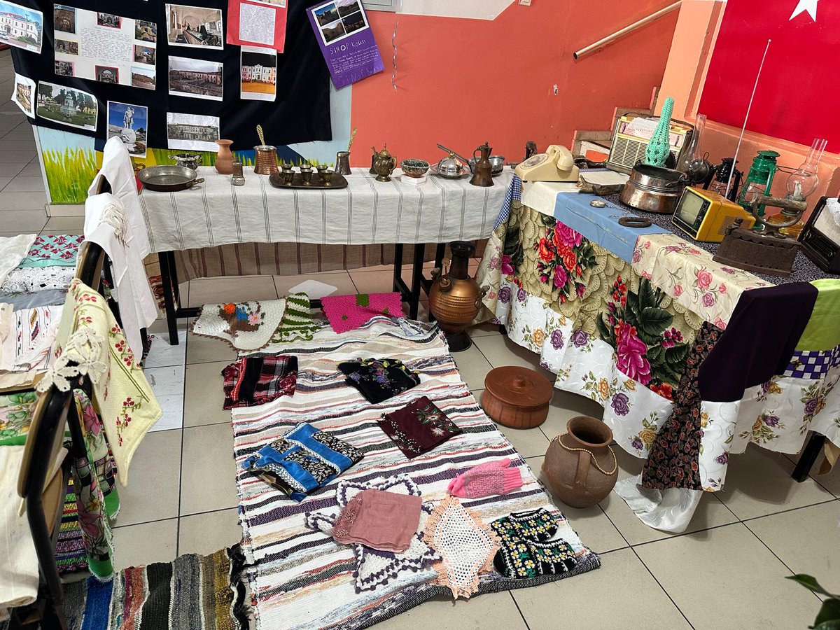 OKUL İÇİNDE MÜZE Okulumuz 4-A sınıfı  öğrencileri, "Kültür Ögelerimiz- Kültürel Mirasımız" teması kapsaminda bir araya getirdikleri aile yadigarı eşyalar ile küçük bir etnografya müzesi açtılar. <a href="/TCSinopValiligi/">T.C. Sinop Valiliği</a> <a href="/sinopilmem/">Sinop Milli Eğitim Müdürlüğü</a>