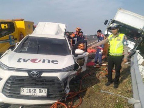 aingriwehuy's tweet image. 🚨BREAKING : Mobil rombongan kru TV One mengalami kecelakaan di Tol Pemalang, Jawa Tengah pada Kamis (31/10) pukul 06.45 WIB.

3 orang terkonfirmasi meninggal dunia dalam kecelakaan tersebut. Sementara dua lainnya mengalami luka-luka.

Innalillahi🥀
