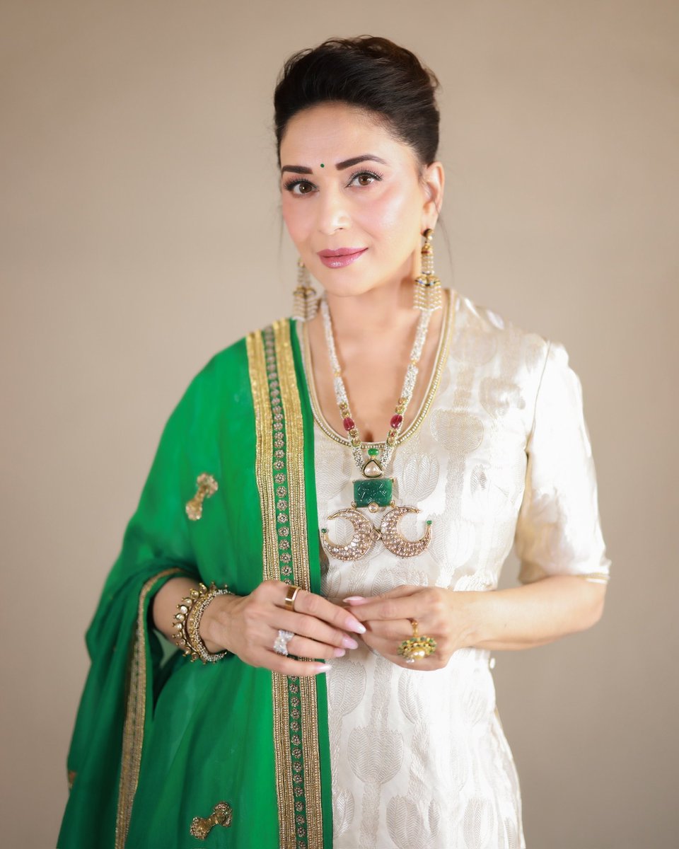 MadhuriDixit's tweet photo. Happiness, prosperity, and lots of sweets – may your Diwali be as joyful as it can be! Wishing you a very happy Diwali 🪔✨ https://t.co/bphpOtUndV