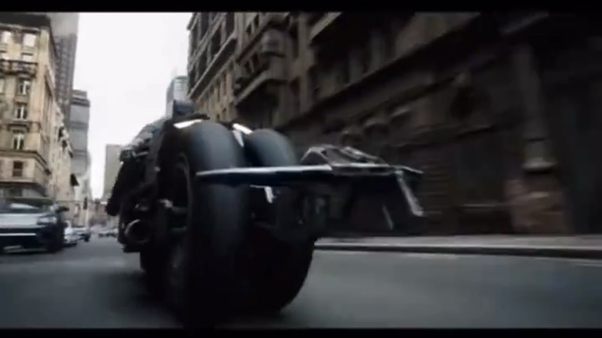 K2Works1's tweet image. 1:12 THE FLASH / Batcycle

劇中同様に前輪の隙間から引き出せる
前方の障害物を蹴散らす
(名称わかりません😅)装甲？も魅力のひとつ。
凄い再現度ですね。

#创世模王 #MODOKING #mafex
#Batman #TheFlash