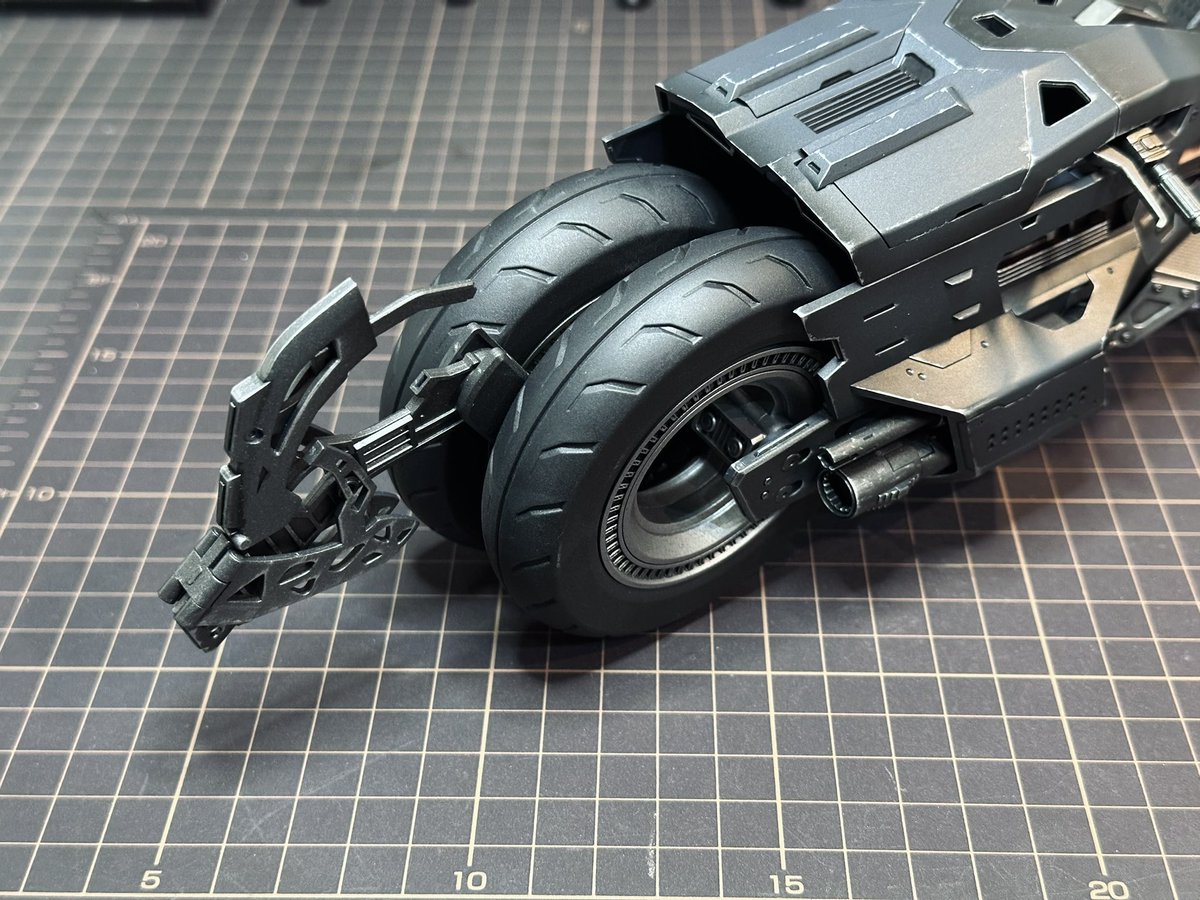 K2Works1's tweet image. 1:12 THE FLASH / Batcycle

劇中同様に前輪の隙間から引き出せる
前方の障害物を蹴散らす
(名称わかりません😅)装甲？も魅力のひとつ。
凄い再現度ですね。

#创世模王 #MODOKING #mafex
#Batman #TheFlash