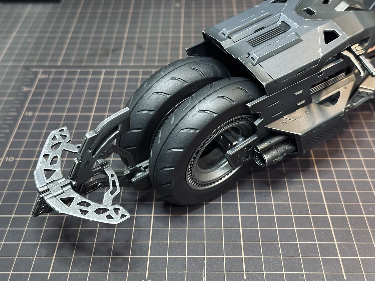K2Works1's tweet image. 1:12 THE FLASH / Batcycle

劇中同様に前輪の隙間から引き出せる
前方の障害物を蹴散らす
(名称わかりません😅)装甲？も魅力のひとつ。
凄い再現度ですね。

#创世模王 #MODOKING #mafex
#Batman #TheFlash