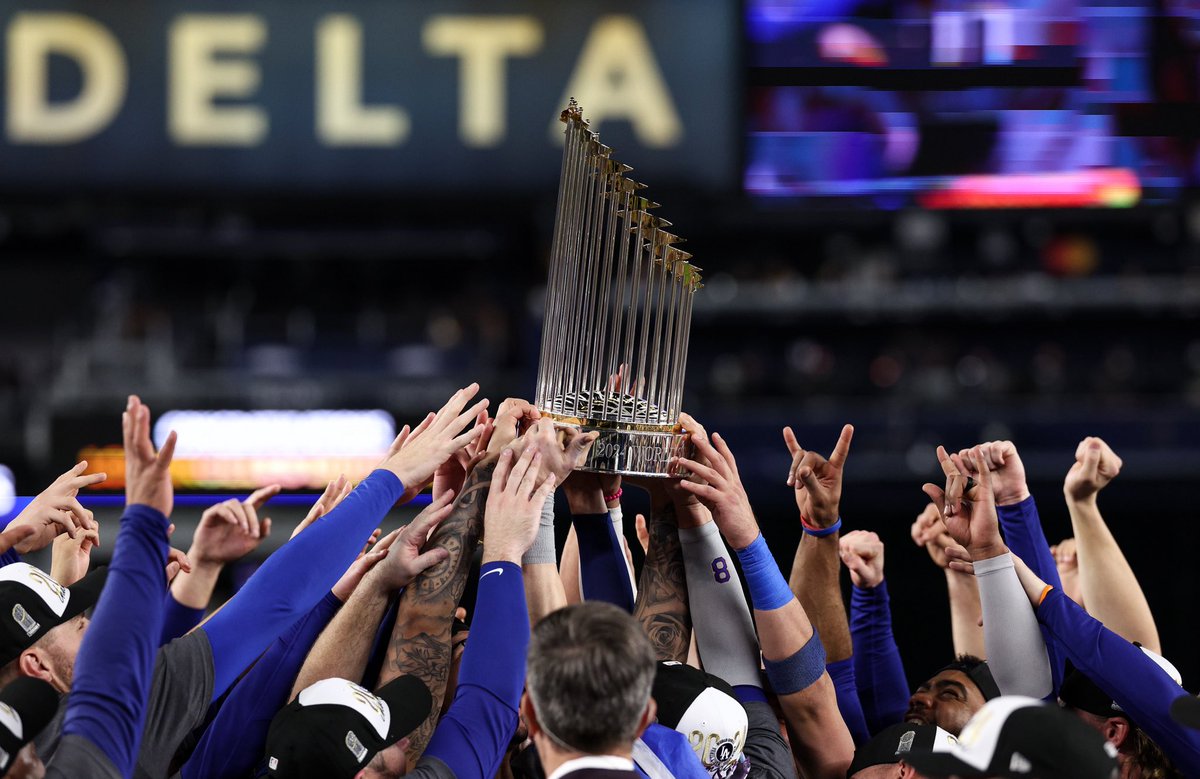 ComplexSports's tweet photo. CHAMPIONS 💙 https://t.co/AriXD0yqgW