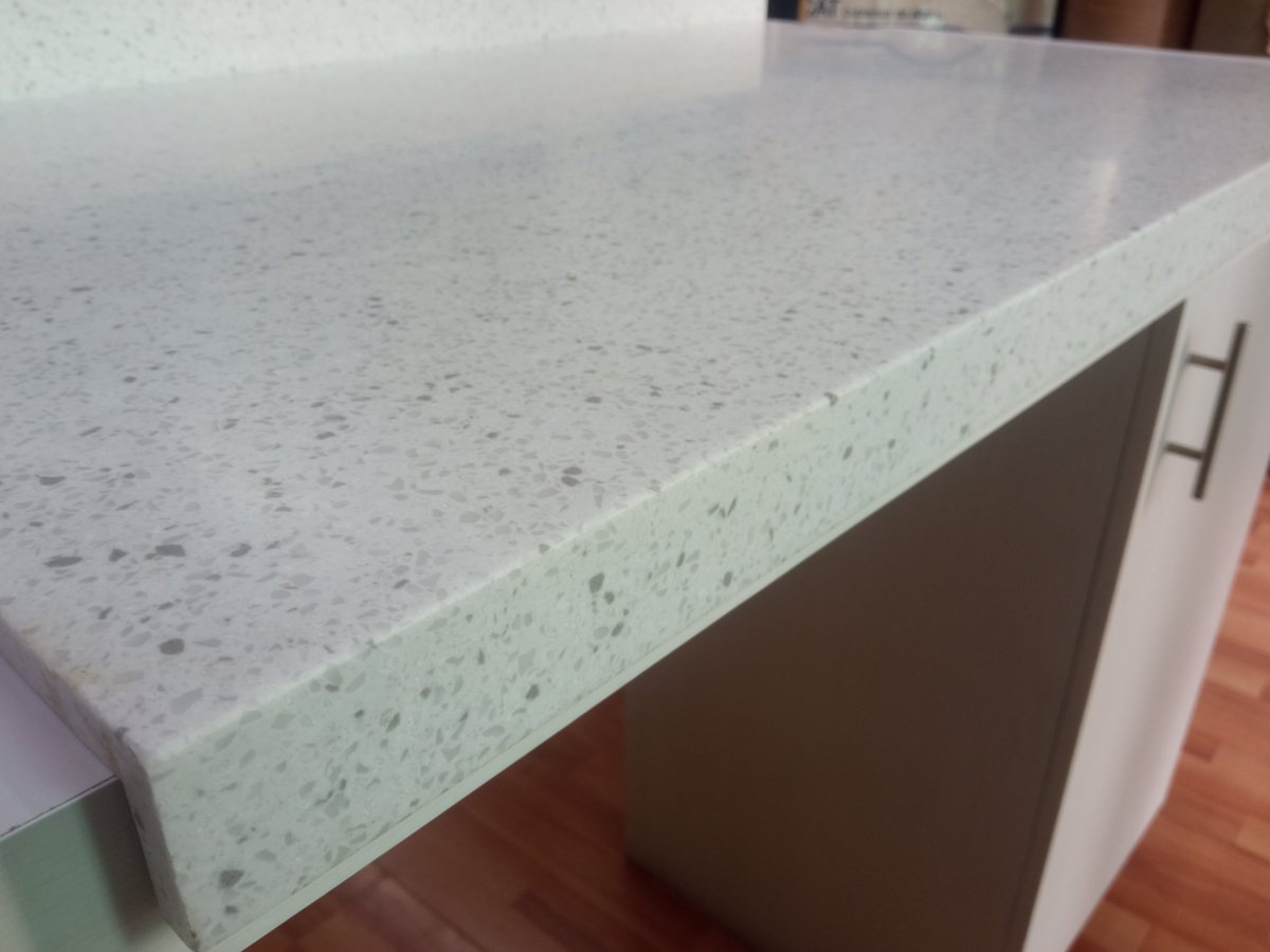 CADESS_'s tweet image. La encimera de superficie sólida es un acabo para tu cocina que te mantiene en confort y modernidad. #corian #solidsurface #encimeras #cocinas
