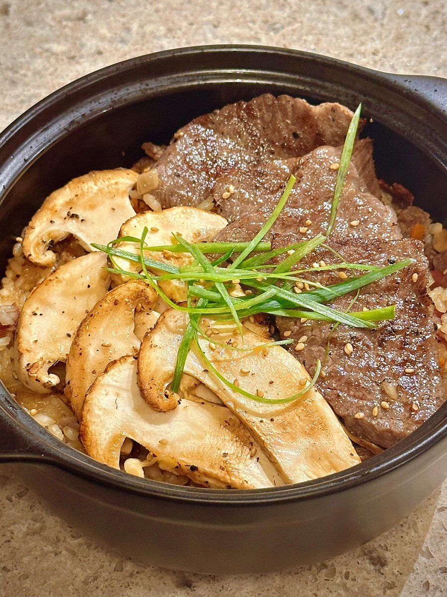 Amelia68sa's tweet photo. I learned how to make a Matsutake beef rice online. I think it tastes better when I make it myself than when I buy it outside😊😊 https://t.co/Fo3MHnRNA9