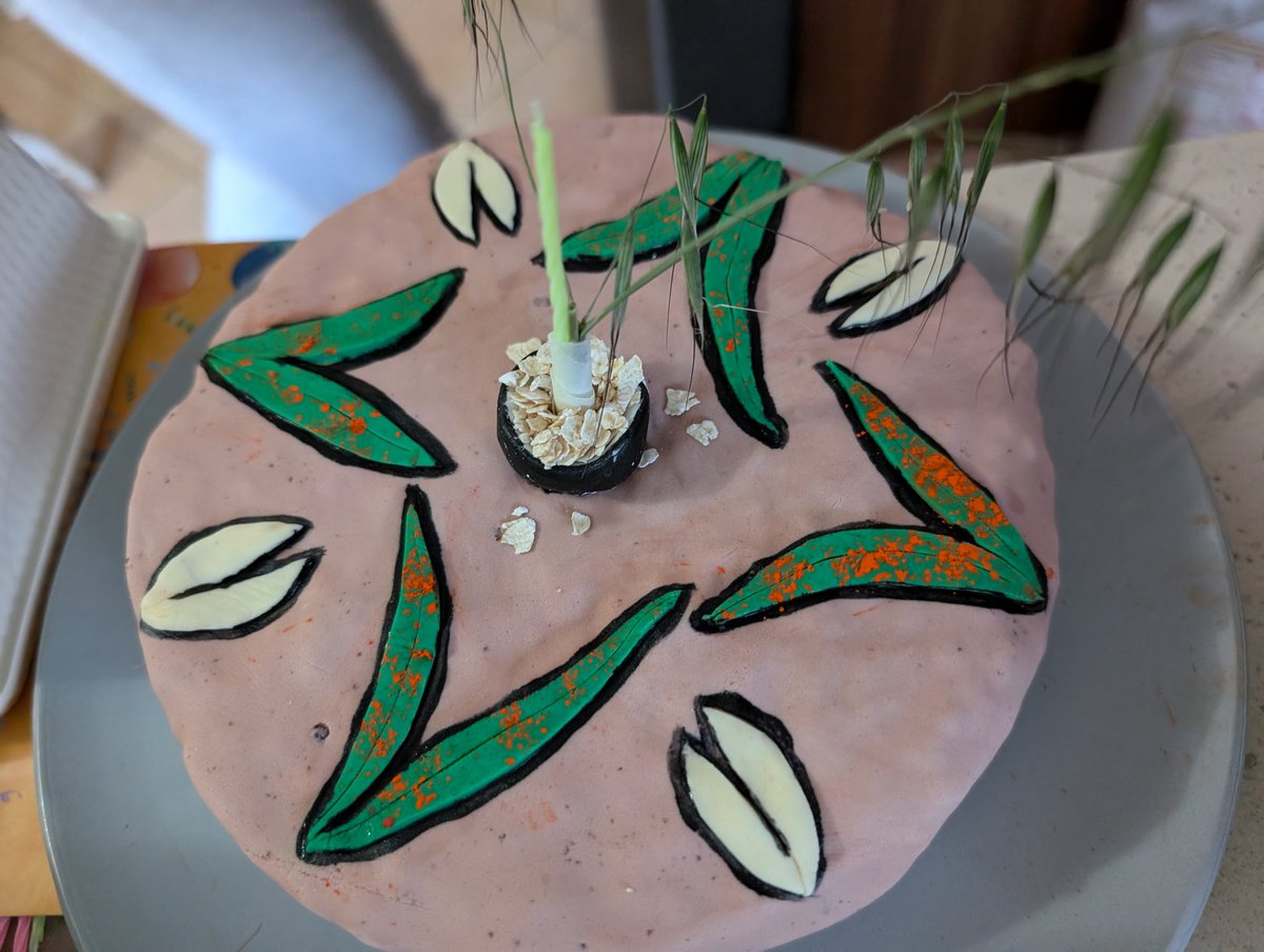 JamesDMKing's tweet photo. Oat crown rust birthday cake, made by my wife Flo https://t.co/2WZ295tpGF