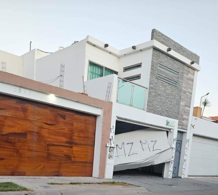 sl0wpain001's tweet image. 🚨 / #Sinaloa 
Revientan oficina de la organización terrorísta de los #MZ en el Valle Alto.⤵️